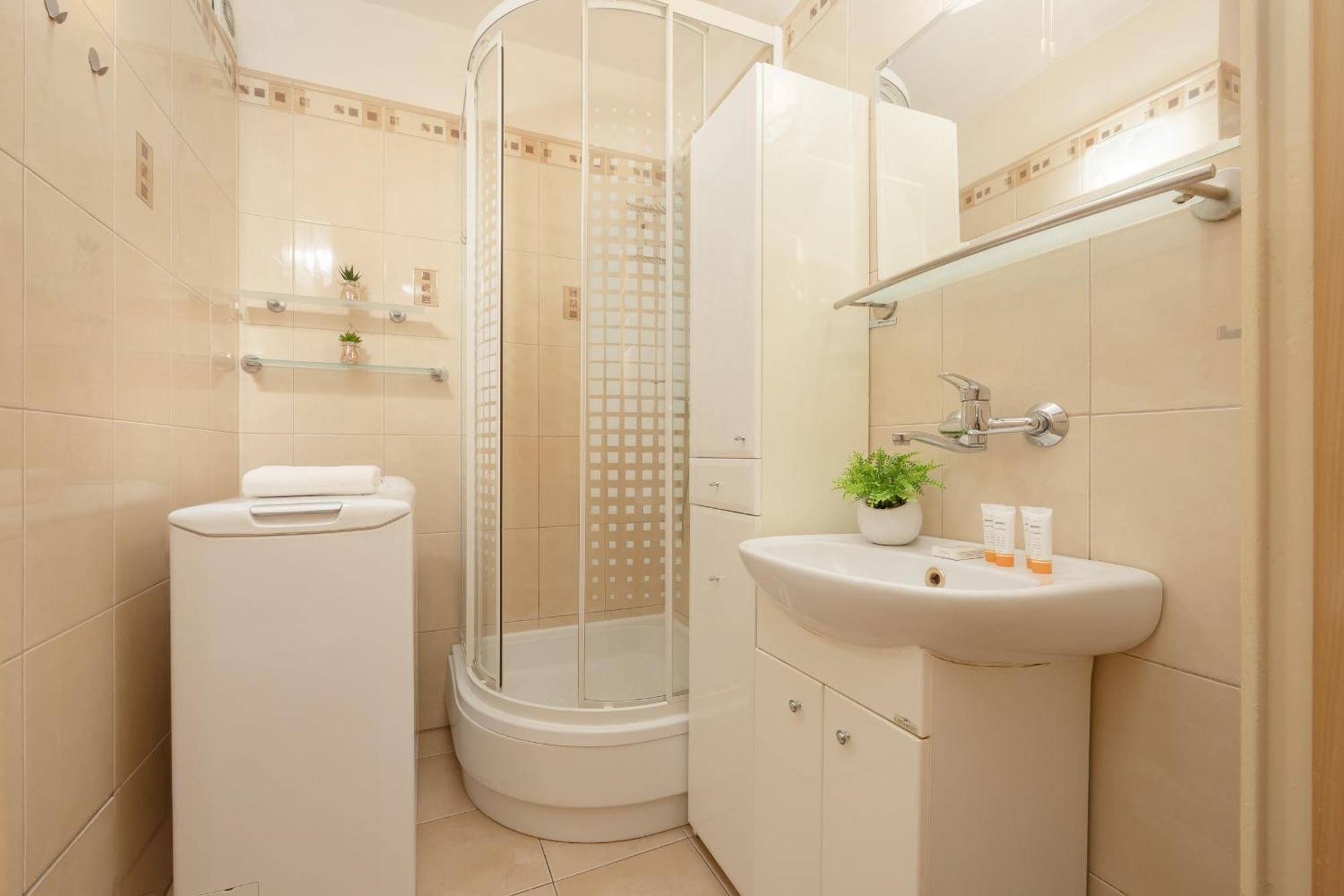 Apartment With Balcony For 2 People In By Renters