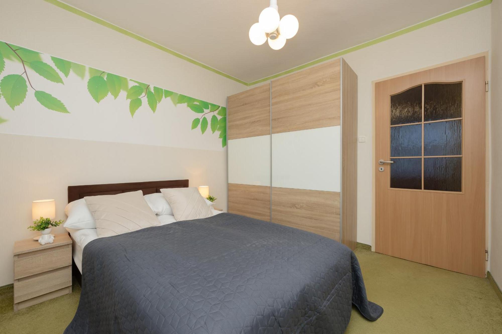 With Balcony For 2 People In By Renters Apartment *