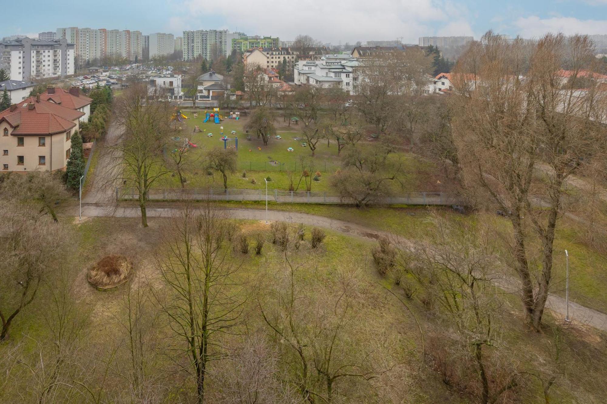 With Balcony For 2 People In By Renters Apartment *
